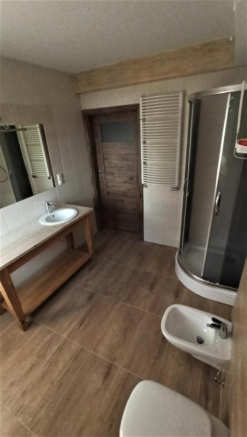 Dom Goscinny Przy Jeziorze Gardna Wielka Esterno foto