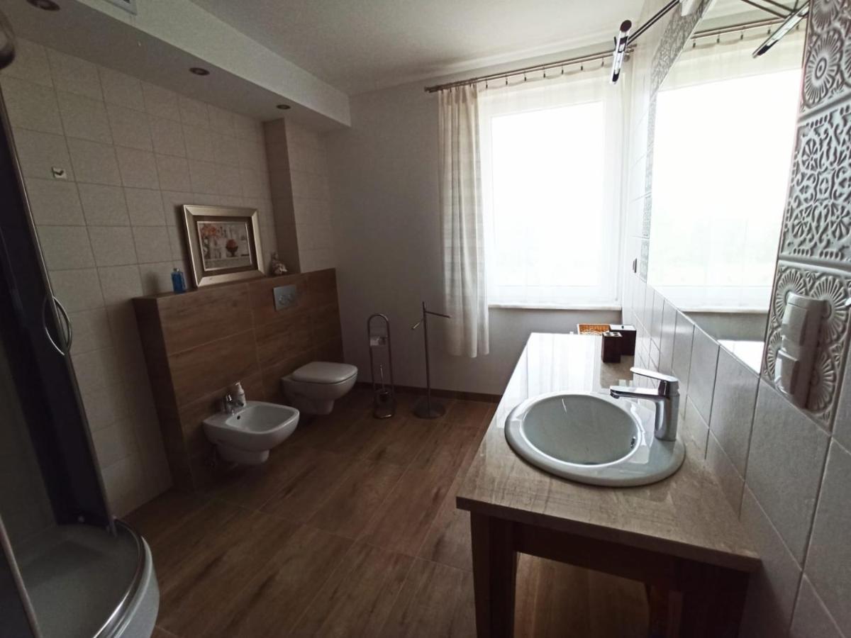 Dom Goscinny Przy Jeziorze Gardna Wielka Esterno foto