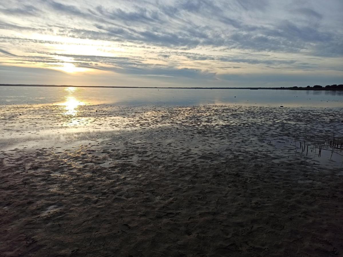 Dom Goscinny Przy Jeziorze Gardna Wielka Esterno foto